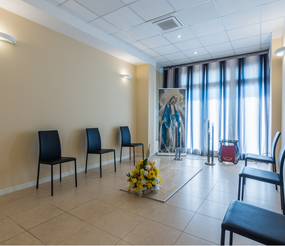 Sala del commiato Ba.mi.O.F - interno con sedute